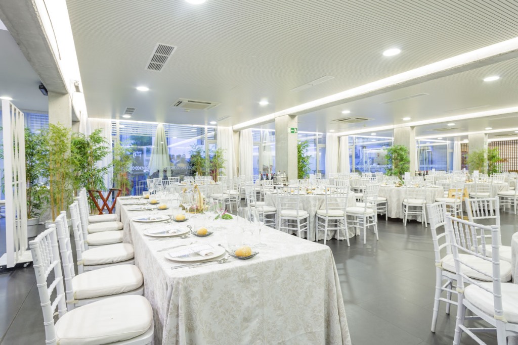 Salón interior montado para un evento MICE en De la O Eventos Granada. -1 Salón interior montado para un evento MICE en De la O Eventos Granada.