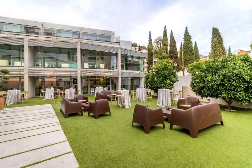 Zona exterior De la O Eventos Zona exterior de la o eventos para el cóctel y las copas de una boda celebrada en granada.