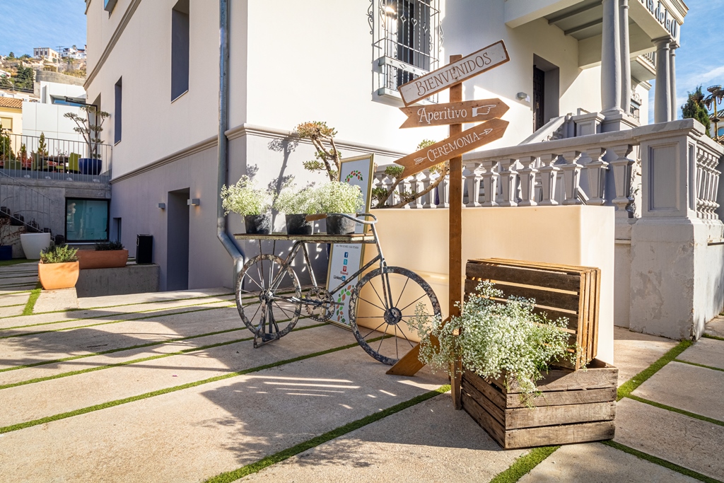 boda granada de la o eventos Detalles para invitados de una boda en De la O Eventos. Bicicleta y cartel de direcciones vintage para la bienvenida.