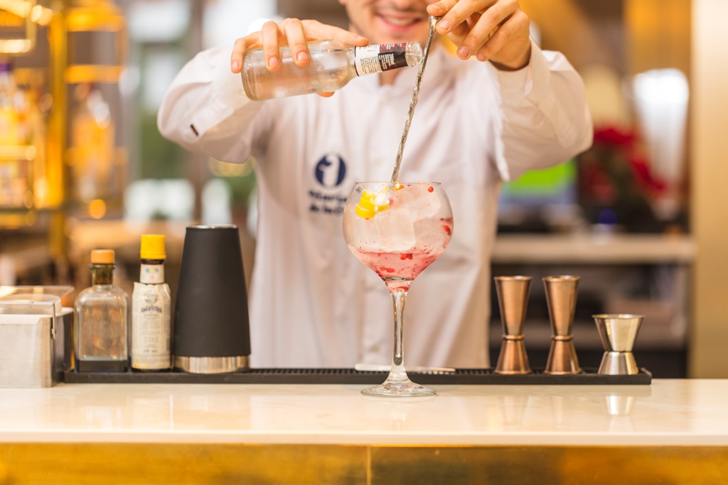 Cóctel en De la O Eventos Camarero preparando un Cóctel en De la O Eventos.
