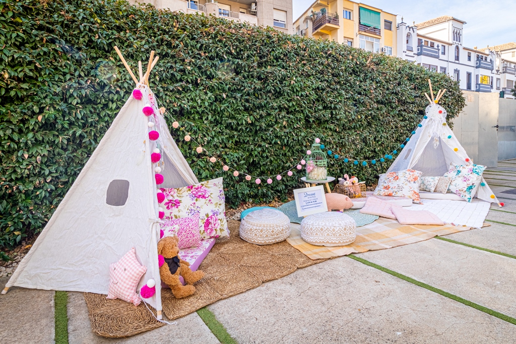 Rincón para niños bodas y eventos Detalles eventos para los invitados infantiles, tipi y cojines para crear un rincón infantil.
