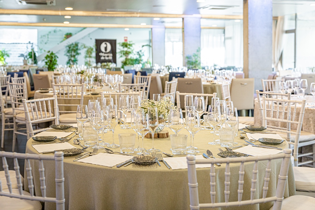 Montaje de salón y mesas con detalles De la O Eventos. Montaje de salón y mesas con detalles para boda en Granada De la O Eventos, María de la O.