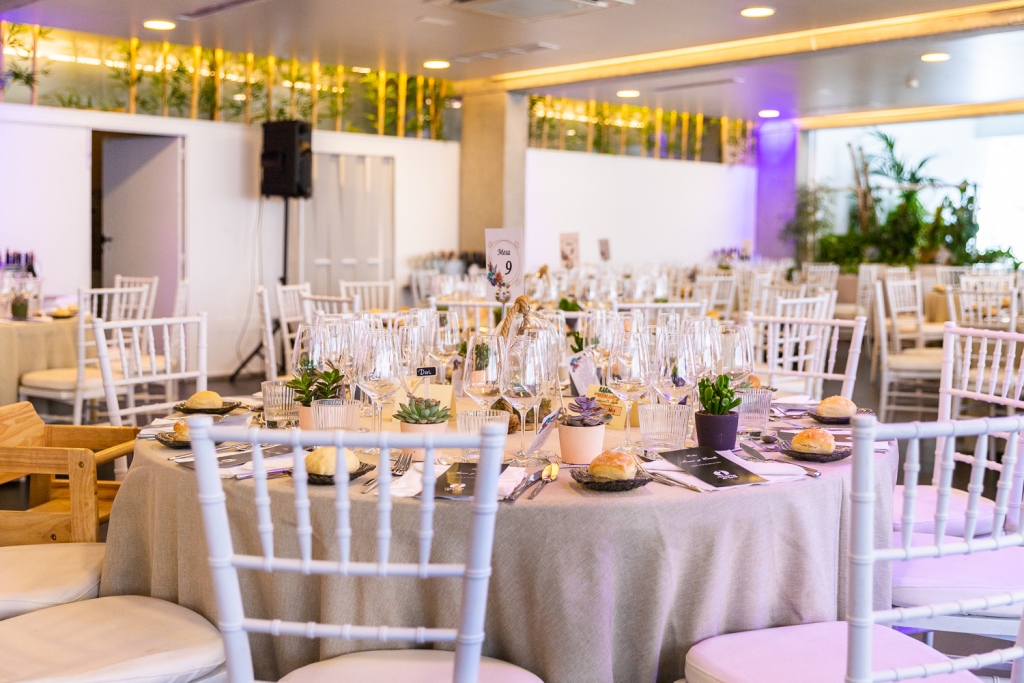 Boda en Granada De la O Eventos – 3 Montaje de salón y mesas con detalles para boda en Granada De la O Eventos, María de la O.
